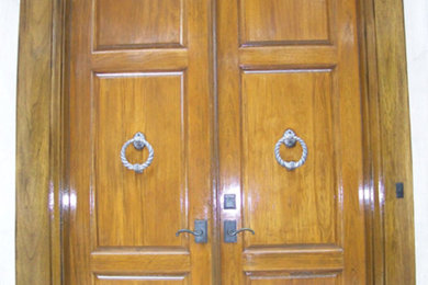 タンパにあるトラディショナルスタイルのおしゃれな玄関 (木目調のドア) の写真
