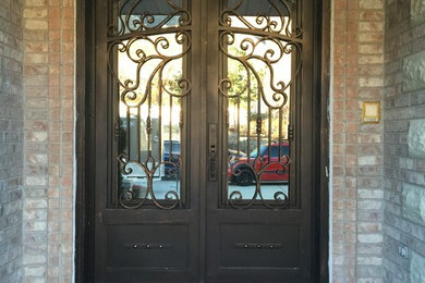 ダラスにあるトラディショナルスタイルのおしゃれな玄関ドア (黒いドア) の写真