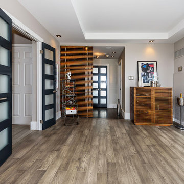 Downtown Condo: Emphasis of the LInear Elements & Detailing in the Room