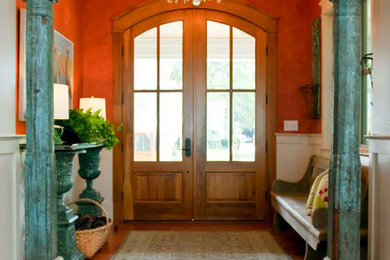 Immagine di una grande porta d'ingresso stile shabby con pareti grigie, una porta a due ante, una porta in legno chiaro, pavimento in legno massello medio e pavimento marrone