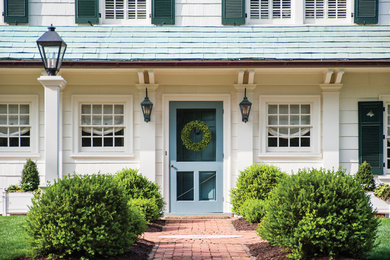 Imagen de puerta principal tradicional con puerta simple y puerta azul