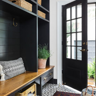 Idee per un ingresso con anticamera country di medie dimensioni con pareti bianche, pavimento con piastrelle in ceramica e una porta nera