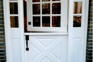 Example of a cottage entryway design in Orange County