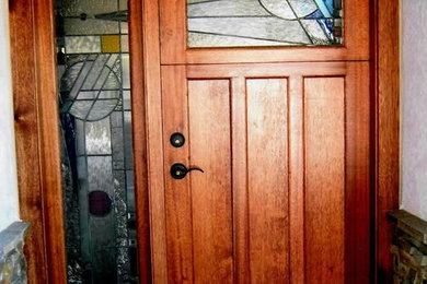オレンジカウンティにある低価格の中くらいなトランジショナルスタイルのおしゃれな玄関ドア (白い壁、スレートの床、木目調のドア、マルチカラーの床) の写真