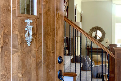 Diseño de puerta principal retro grande con paredes grises, suelo de baldosas de porcelana, puerta simple, puerta de madera en tonos medios y suelo gris