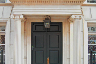 Imagen de puerta principal clásica de tamaño medio con puerta doble y puerta negra