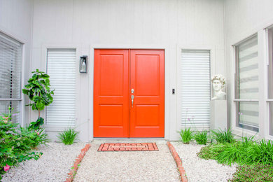 Imagen de puerta principal bohemia con paredes grises, puerta doble, puerta naranja y suelo blanco