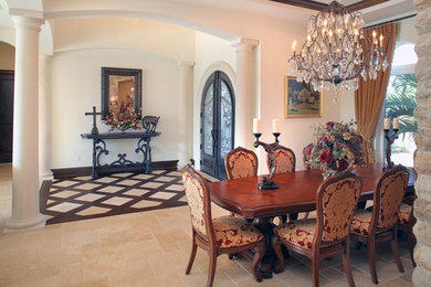 Foto di una grande sala da pranzo mediterranea con pareti bianche e pavimento in travertino