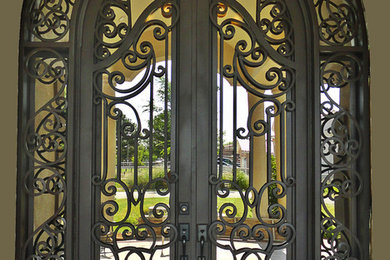 Modelo de puerta principal clásica de tamaño medio con paredes marrones, puerta doble y puerta negra