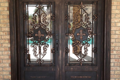 ダラスにある中くらいなヴィクトリアン調のおしゃれな玄関ドア (ベージュの壁、茶色いドア) の写真
