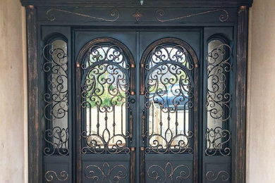 ダラスにあるお手頃価格の広いラスティックスタイルのおしゃれな玄関ドア (ベージュの壁、黒いドア) の写真