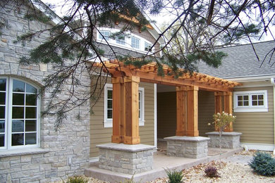 Geräumige Rustikale Haustür mit brauner Wandfarbe, Betonboden, Einzeltür und hellbrauner Holzhaustür in Minneapolis