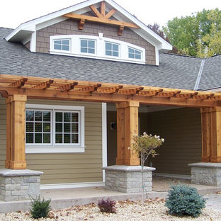 Ispirazione per un'ampia porta d'ingresso stile americano con pareti marroni, pavimento in cemento, una porta singola e una porta in legno bruno