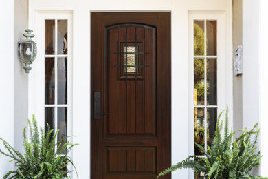 Diseño de puerta principal clásica con puerta simple