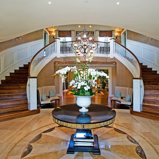 Immagine di un ampio ingresso chic con pareti beige, pavimento in pietra calcarea e pavimento beige