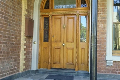 メルボルンにあるヴィクトリアン調のおしゃれな玄関の写真