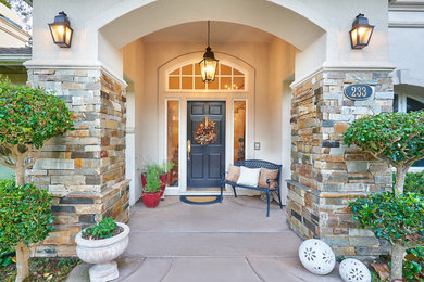 Ejemplo de puerta principal tradicional renovada con paredes blancas, suelo de cemento, puerta simple, puerta azul y suelo beige