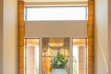 Diseño de distribuidor tradicional renovado grande con paredes beige, suelo de baldosas de porcelana, puerta simple y puerta metalizada