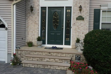 Example of an entryway design in New York with a green front door