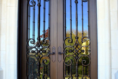 Modelo de puerta principal grande con puerta doble y puerta de madera oscura
