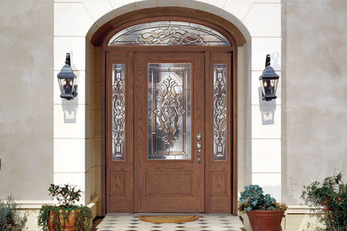 Ejemplo de puerta principal grande con puerta simple y puerta de madera oscura