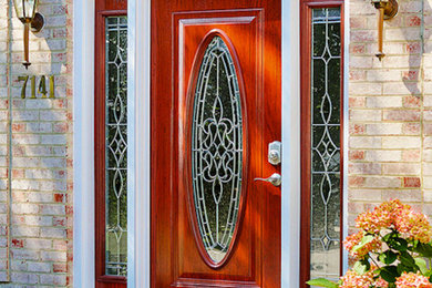 Haustür mit Einzeltür und hellbrauner Holzhaustür in Baltimore