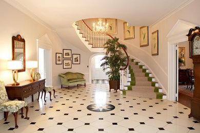 他の地域にある高級な中くらいなトラディショナルスタイルのおしゃれな玄関ロビー (白い壁、セラミックタイルの床、マルチカラーの床) の写真