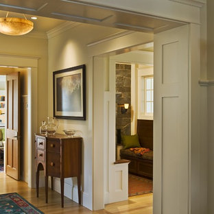 Foto di un ingresso o corridoio classico con pareti beige e parquet chiaro
