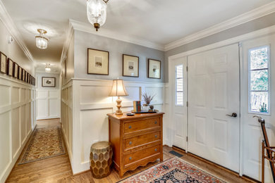 Example of a classic entryway design in Baltimore