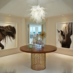 Idée de décoration pour un hall d'entrée design avec un sol en marbre, un sol blanc et un mur beige.