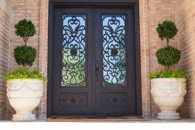 Imagen de puerta principal clásica grande con suelo de ladrillo y puerta doble