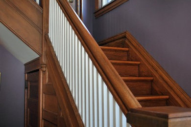 グランドラピッズにあるトラディショナルスタイルのおしゃれな階段の写真