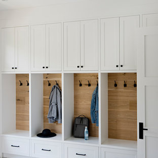 Modelo de vestíbulo posterior madera, clásico renovado, madera, con paredes blancas, suelo multicolor y madera