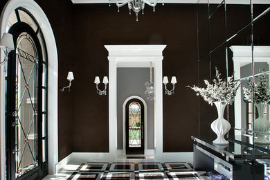 Ispirazione per un grande ingresso minimal con pareti nere, pavimento in marmo, una porta singola, una porta nera e pavimento multicolore