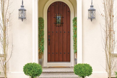 Idee per una porta d'ingresso chic di medie dimensioni con pareti beige, una porta singola e una porta in legno bruno