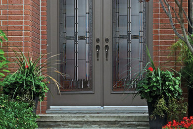 バンクーバーにある中くらいなトラディショナルスタイルのおしゃれな玄関ドア (ガラスドア) の写真