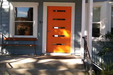 Diseño de puerta principal tradicional renovada de tamaño medio con puerta simple y puerta naranja