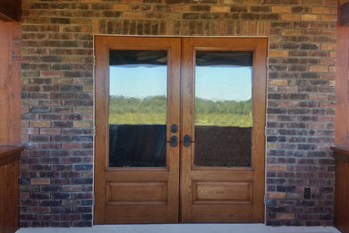 Foto de puerta principal tradicional con puerta doble y puerta de madera en tonos medios