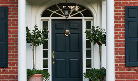 10 Easy Ways to Give Your Entryway and Front Yard a Holiday Boost