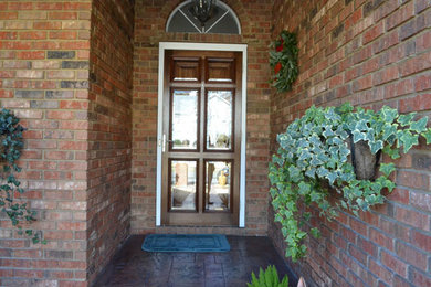 Diseño de puerta principal tradicional de tamaño medio con puerta simple y puerta de madera oscura
