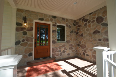 Ejemplo de puerta principal campestre de tamaño medio con paredes blancas, suelo de madera en tonos medios, puerta simple y puerta marrón