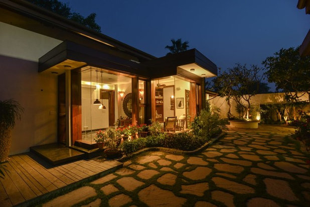Contemporary Entry by Monica Khanna Designs