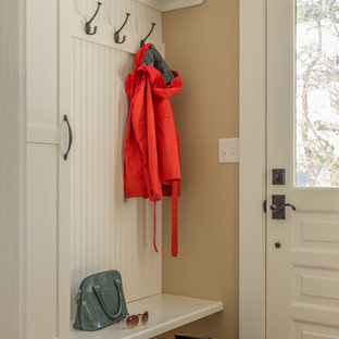 Kleiner Landhausstil Eingang mit Stauraum, beiger Wandfarbe, weißer Tür, Keramikboden und Einzeltür in Boston