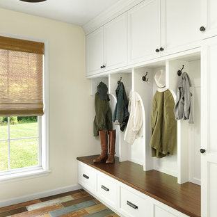 Landhausstil Eingang mit Stauraum, beiger Wandfarbe, gebeiztem Holzboden und buntem Boden in St. Louis