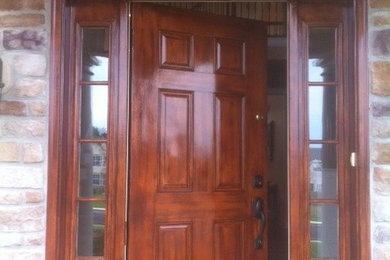 Ejemplo de puerta principal tradicional con puerta simple y puerta de madera en tonos medios