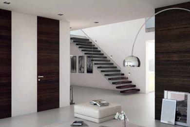 Idee per un ingresso o corridoio moderno di medie dimensioni con pareti beige, una porta singola, una porta in legno scuro e pavimento beige