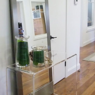 Kleiner Moderner Eingang mit Foyer, weißer Wandfarbe und braunem Holzboden in Los Angeles