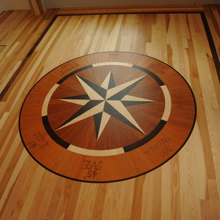 Aménagement d'une porte d'entrée craftsman de taille moyenne avec un mur blanc, un sol en bois clair, une porte double et une porte en verre.