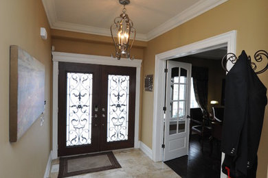 トロントにある広いトラディショナルスタイルのおしゃれな玄関ドア (ベージュの壁、磁器タイルの床、茶色いドア、ベージュの床) の写真