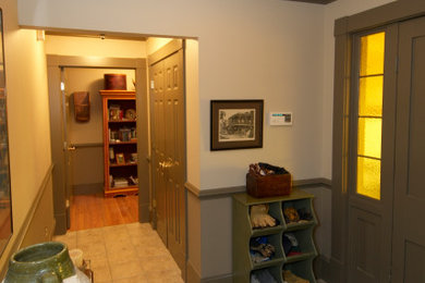 他の地域にあるおしゃれな玄関ドア (ベージュの壁、緑のドア、ベージュの床、羽目板の壁) の写真